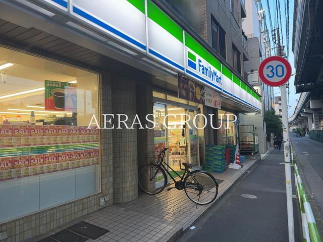 コンビニ　ファミリーマート用賀二丁目店（コンビニ）まで72m
