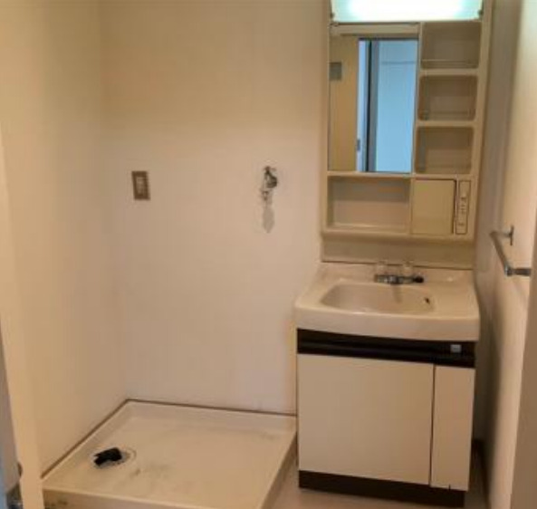 洗面設備　※写真は同じマンションの違う部屋のものになります。