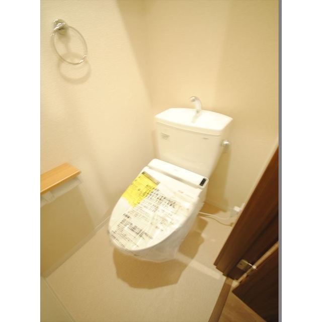 トイレ　落ち着いた色調のトイレです