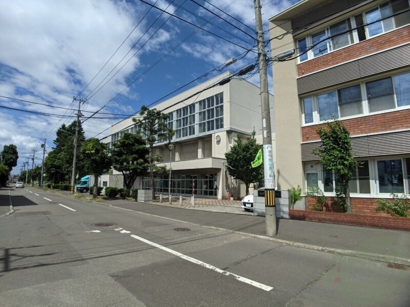 中学校　札幌市立伏見中学校（中学校）まで600m