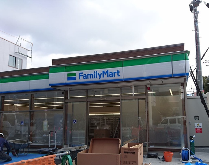 コンビニ　ファミリーマート（コンビニ）まで180m