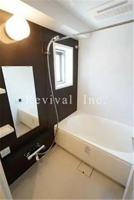 バス・シャワールーム　お風呂には窓もあり換気も良好