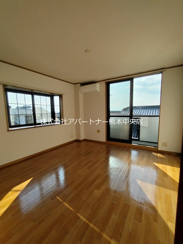 その他部屋・スペース　角部屋なので窓が2面にあり明るく風通しの良いお部屋です。