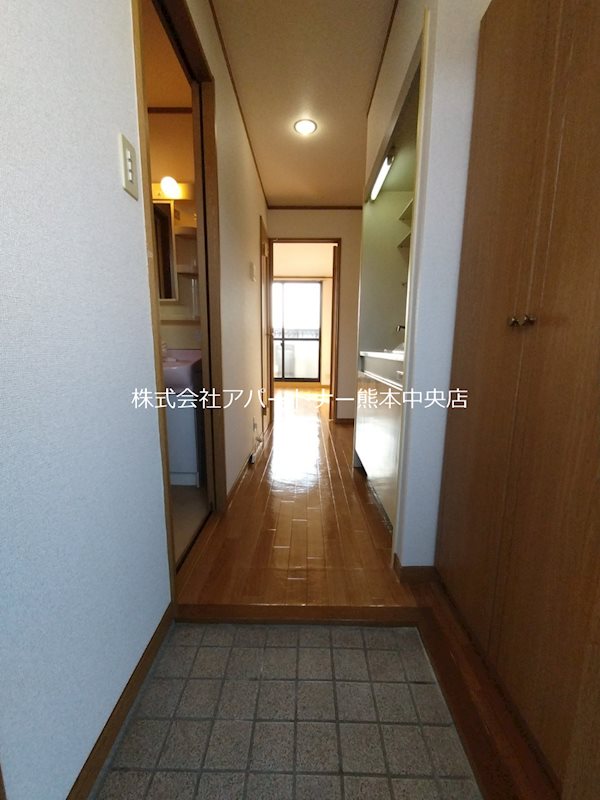 玄関　玄関から見たお部屋。