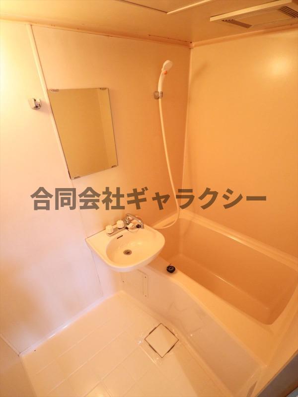 洗面設備　鏡付きの洗面台