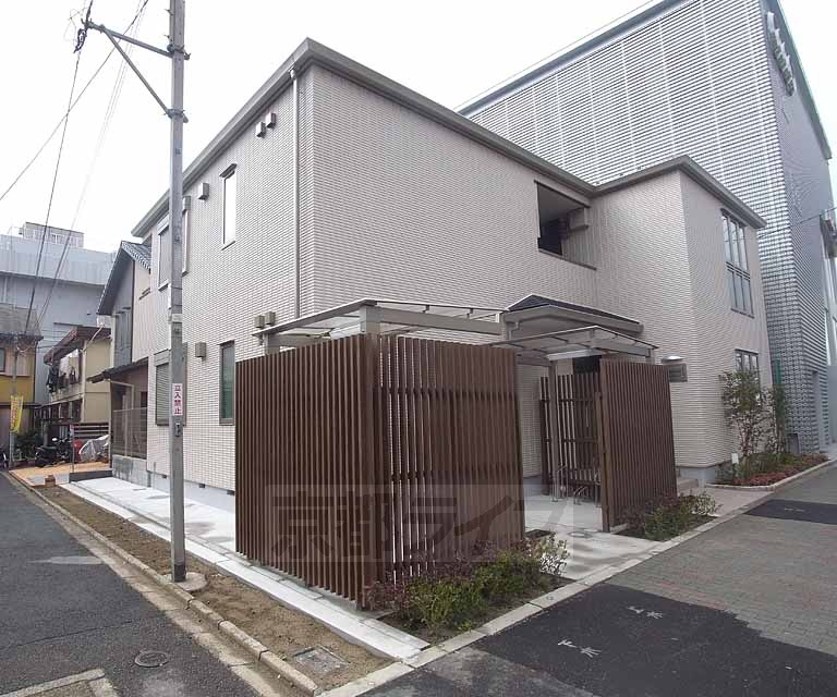 建物外観　２０１５年築、近隣には便利な施設が充実しています！