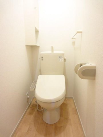 トイレ　落ち着いた色調のトイレです