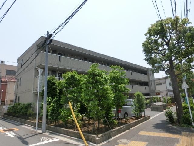 建物外観　軽量鉄骨造3階建ての物件です