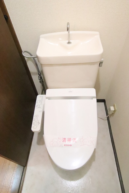 トイレ　温水洗浄便座のあるトイレスペースです♪