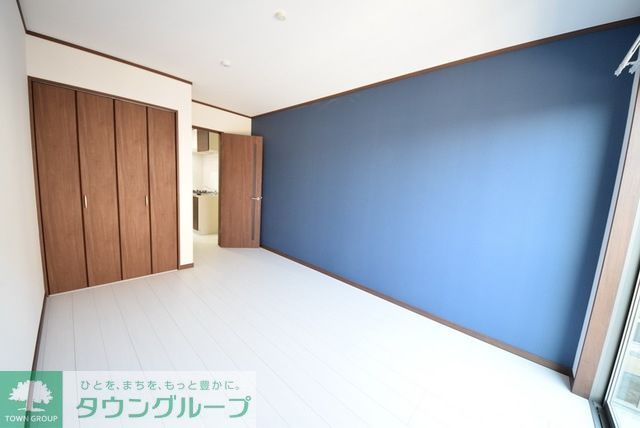 居室・リビング　オシャレなアクセントクロスと白く明るいフローリング