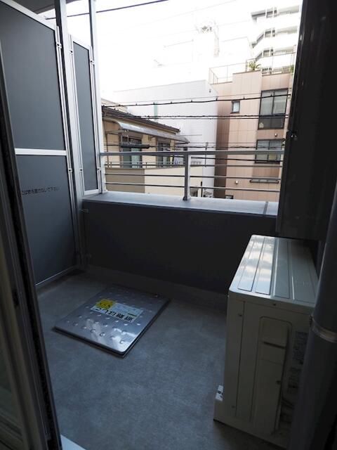 バルコニー　暖かな日差しのふりそそぐバルコニー