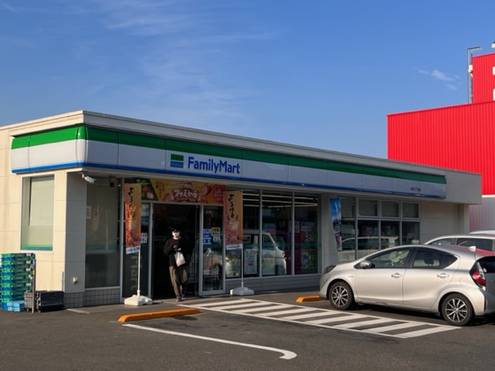 コンビニ　ファミリーマート水沢三丁目店（コンビニ）まで432m