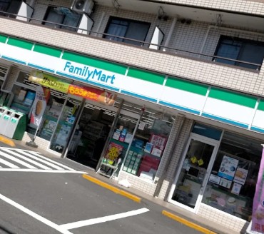 コンビニ　ファミリーマート 草加旭町二丁目店（コンビニ）まで305m