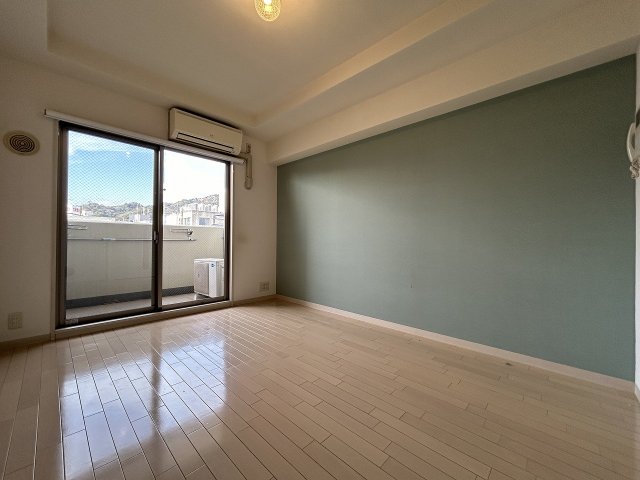 その他部屋・スペース　落ち着いた色調の寝室です