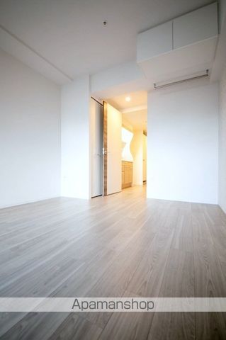 地下鉄御堂筋線 心斎橋駅 徒歩12分 15階建 築4年の居間写真