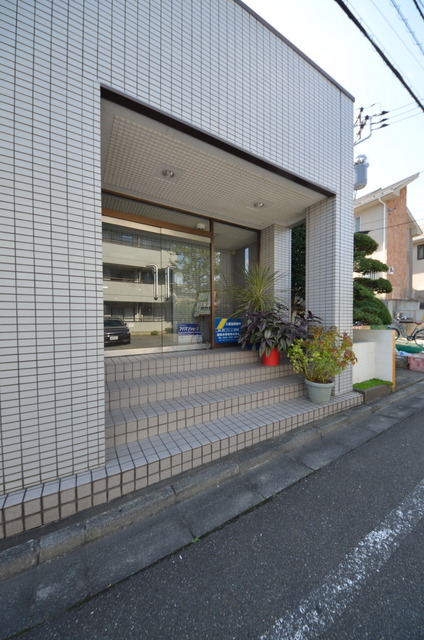 エントランス　★共用部分もしっかりお手入れされています★