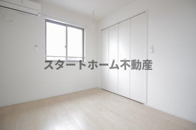 その他部屋・スペース　落ち着いた色調の寝室です