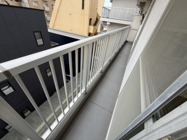 バルコニー　暖かな日差しのふりそそぐバルコニー
