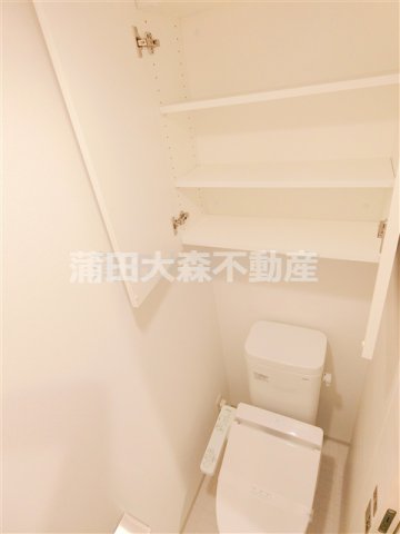 トイレ　棚収納と温水洗浄便座付のトイレ