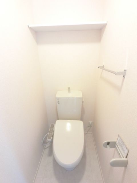 東武伊勢崎線 東武和泉駅 徒歩17分 3階建 築8年のトイレ写真