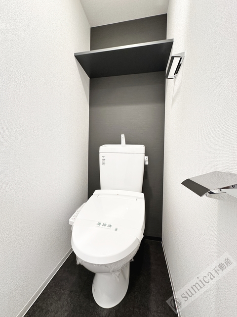 トイレ　人気アイテムの温水洗浄便座。清潔感のあるトイレです。
