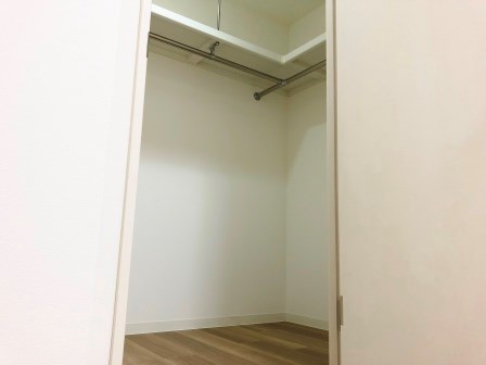収納　共用廊下側の洋室にウォークインクローゼットがあります。