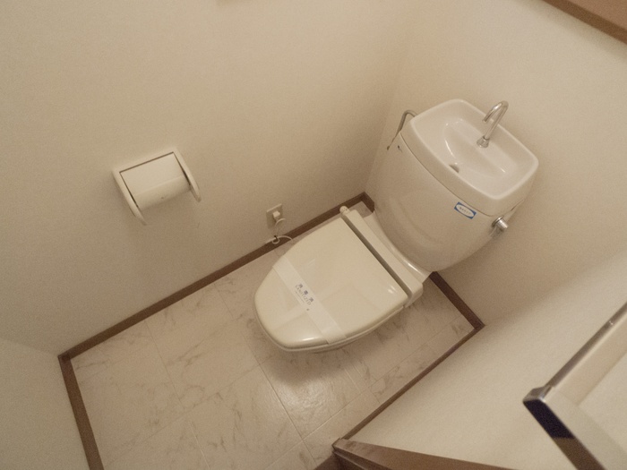 地下鉄烏丸線 北大路駅 徒歩19分 2階建 築33年のトイレ写真