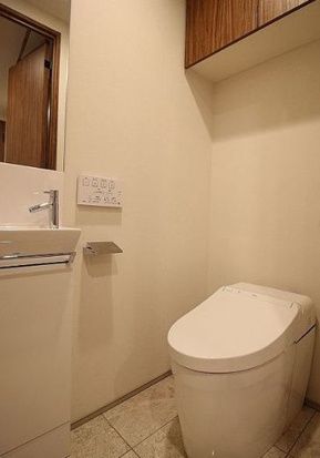 トイレ　落ち着いた色調のトイレです