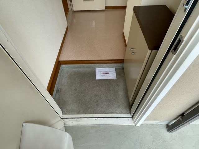 ＪＲ東海道本線 守山駅 徒歩15分 2階建 築33年の玄関写真