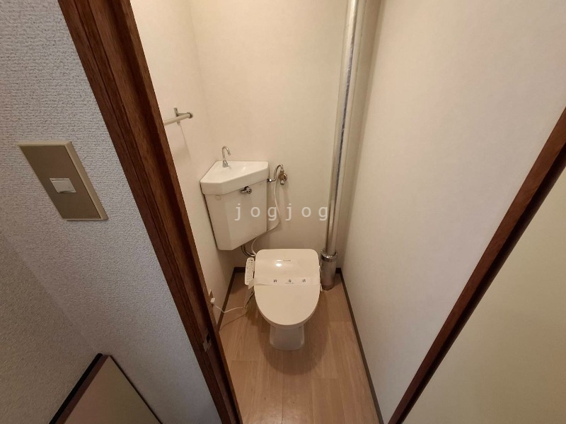 トイレ　嬉しい温水洗浄便座付きのトイレです。