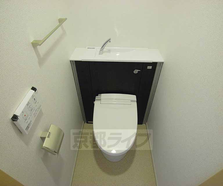 トイレ　嬉しいウォシュレット付き。