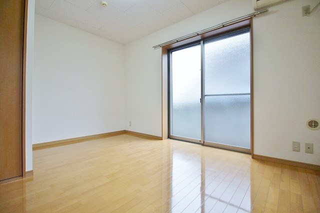 ＪＲ阪和線 東貝塚駅 徒歩8分 2階建 築21年の居間写真