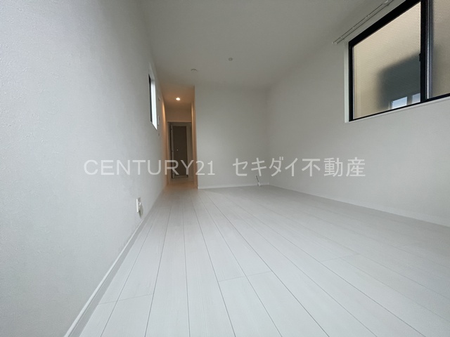 西山本町6丁目ガレージ付戸建の居間写真