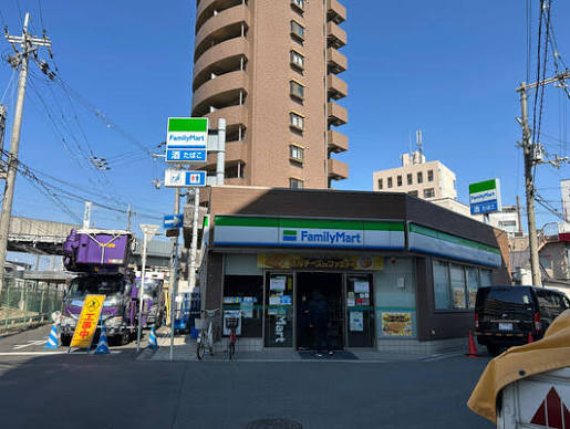 コンビニ　ファミリーマート豊新三丁目店（コンビニ）まで66m
