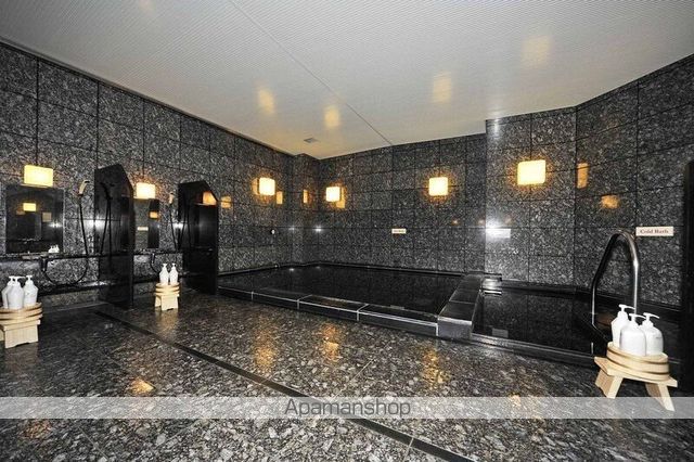 都営大江戸線 新宿西口駅 徒歩4分 32階建 築21年の外観写真