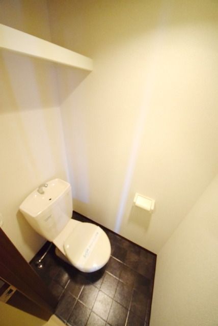 トイレ　棚付きトイレです。