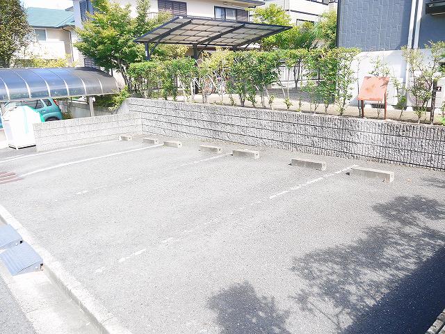 駐車場　駐車場があるので、車を買う予定の方も安心です
