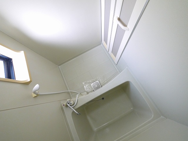 バス・シャワールーム　コンパクトで使いやすいお風呂です