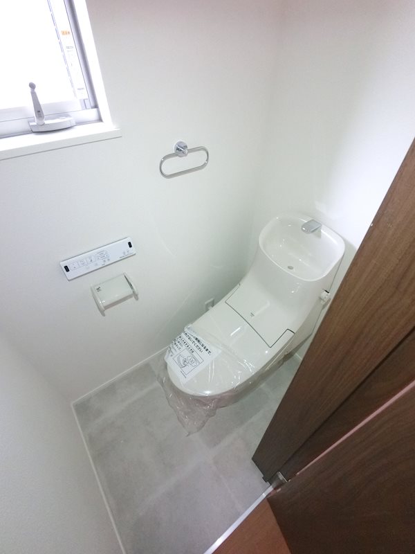 ＪＲ南武線 武蔵新城駅 徒歩4分 3階建 築6年のトイレ写真