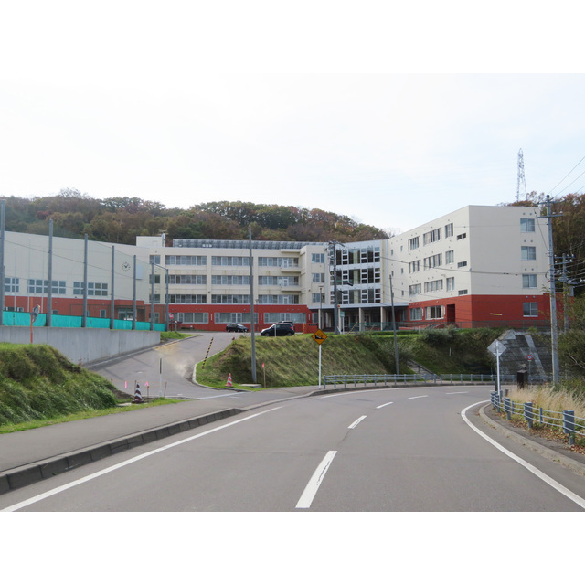 中学校　室蘭市立室蘭西中学校（中学校）まで1601m