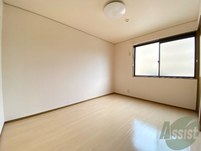 その他部屋・スペース　寝室は清潔感があり、広々としたお部屋でゆったり休めます。