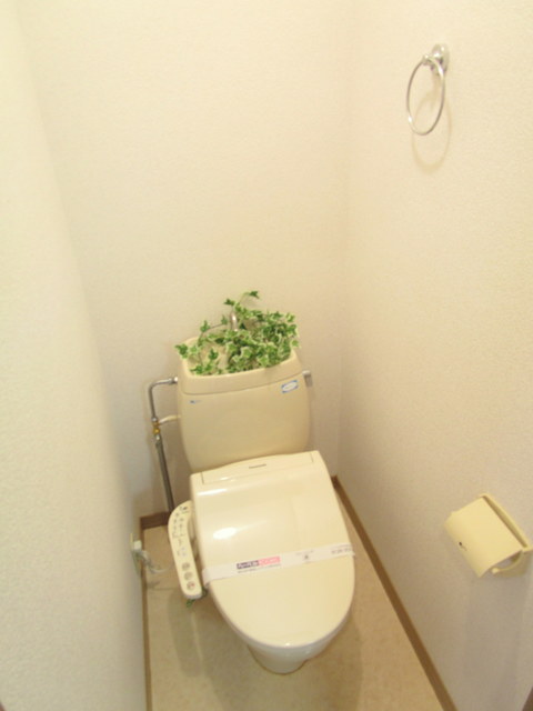 トイレ　嬉しいウォシュレット付き