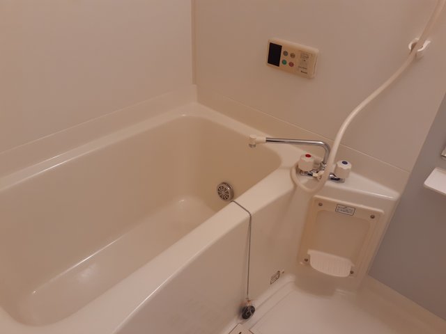 バス・シャワールーム　コンパクトで使いやすいお風呂です