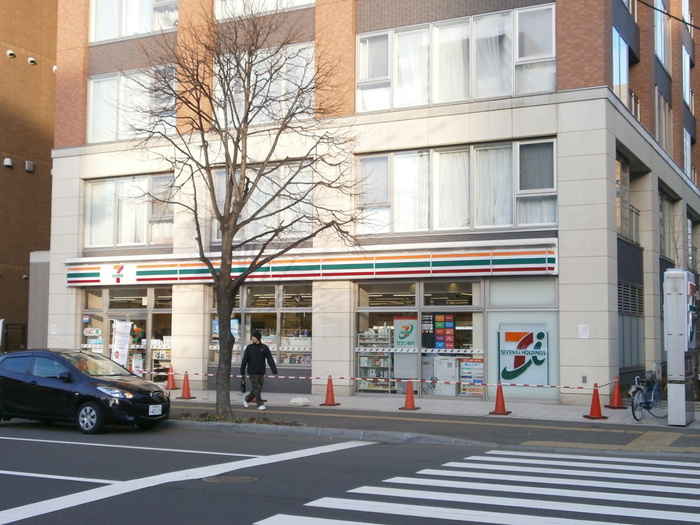コンビニ　セブンイレブン（コンビニ）まで300m