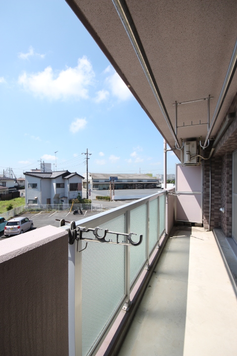 バルコニー　広々した陽当たりの良いバルコニーです！