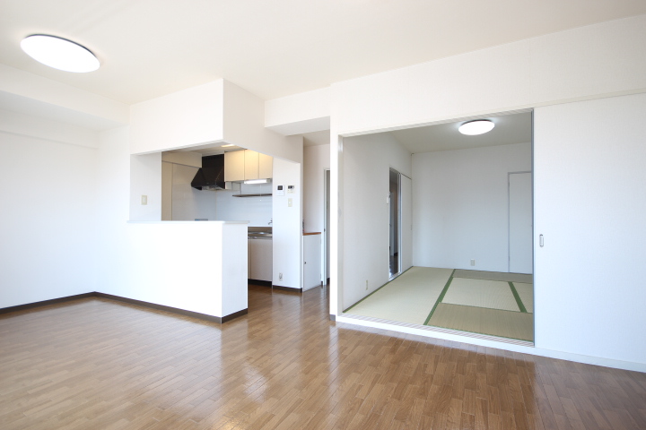 居室・リビング　南東向きＬＤＫ１２、６帖です！　エアコン完備です。