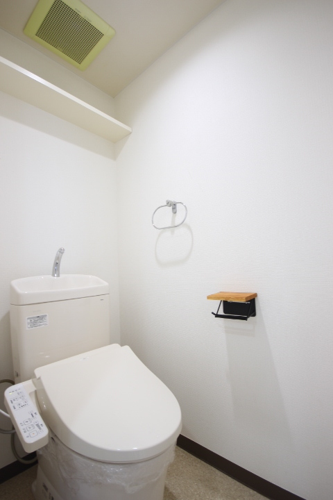トイレ　温水洗浄便座付きトイレです！　上部の棚が収納に便利です。