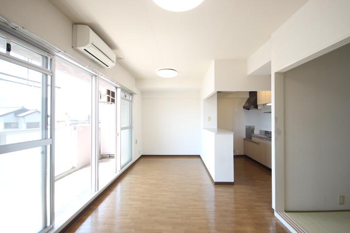 居室・リビング　南東向きＬＤＫ１２、６帖です！　日当たり良好です。