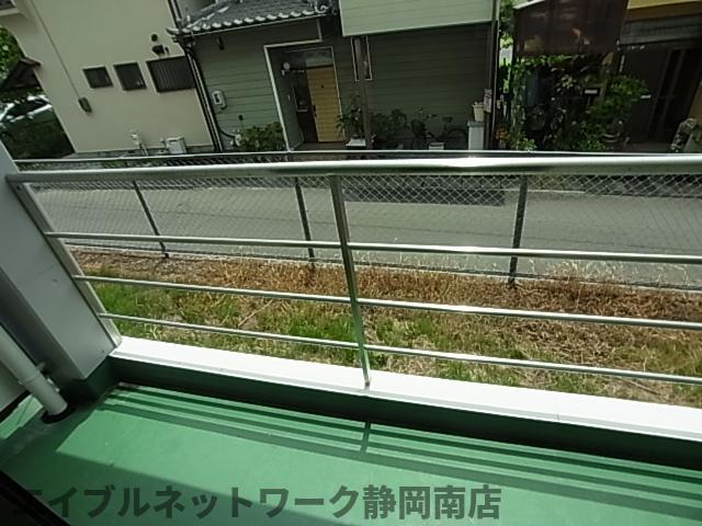 バルコニー　暖かな日差しのふりそそぐバルコニー