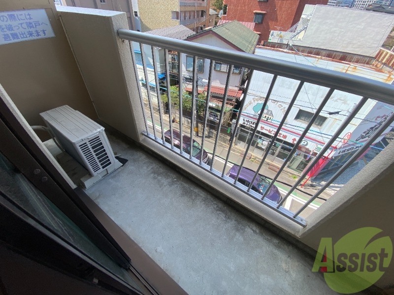 バルコニー　ここに収納があります。収納があると部屋が広く使えます。